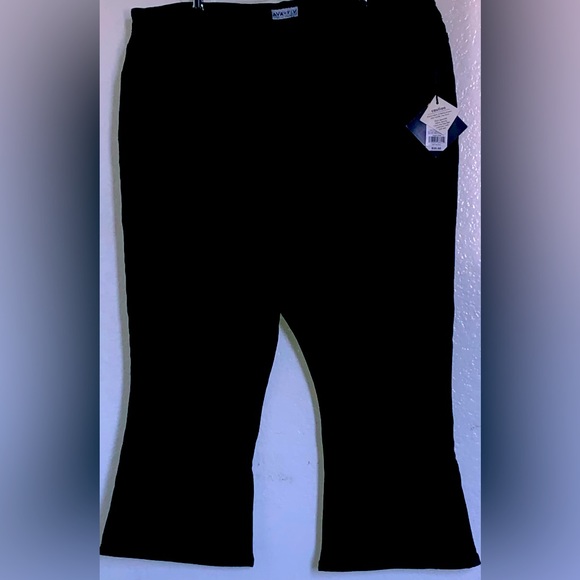 PLUS SIZE HIGHRISE SHORTS AND HIGHRISE ANKLE BOOTCUT - Picture 3 of 5